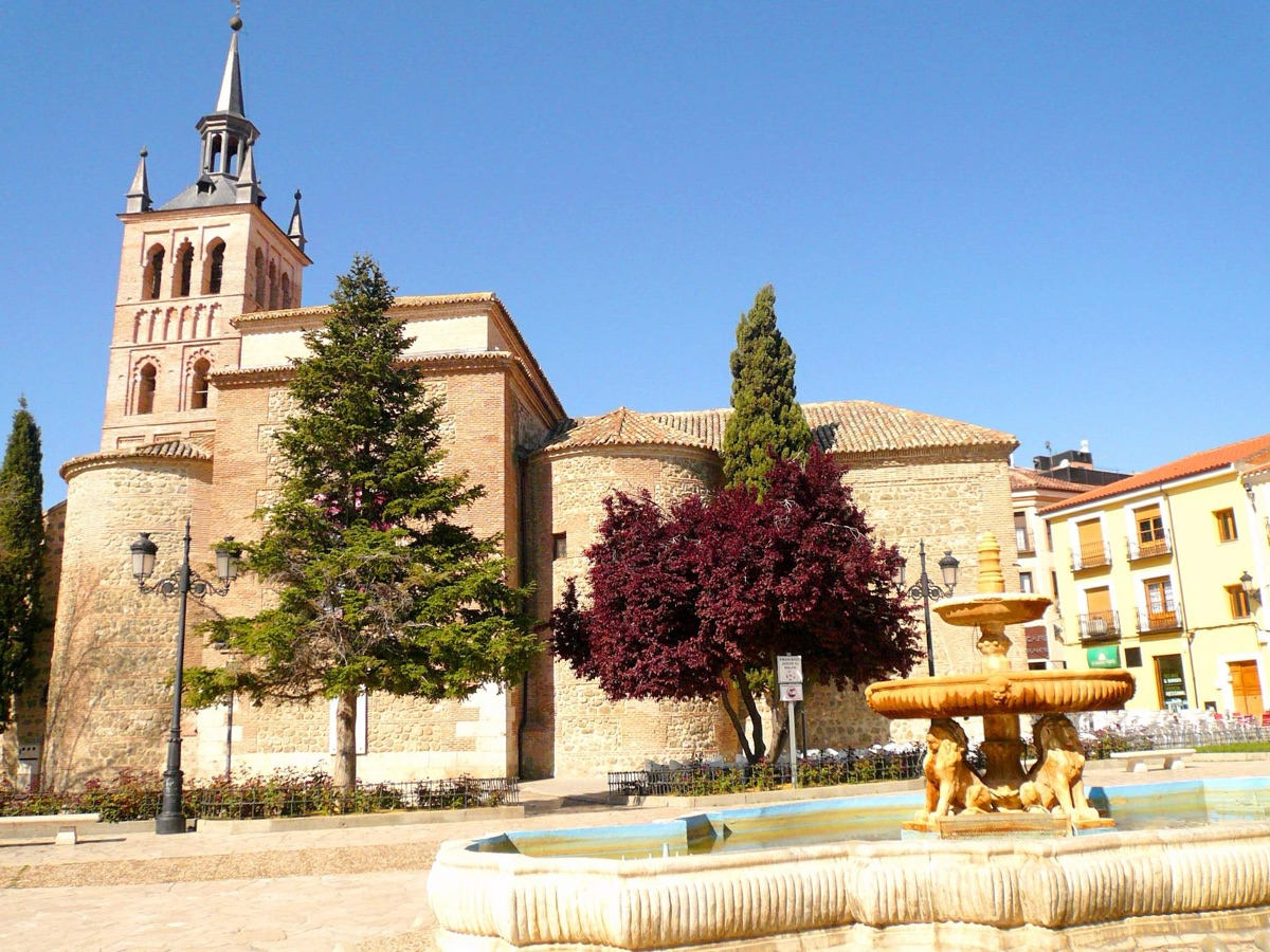 Iglesia de Santa María y Fuente de los Leones en Illescas, imagen de la localidad